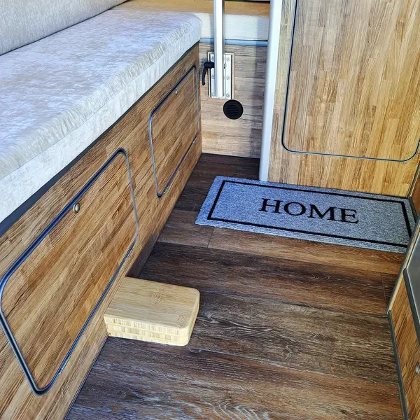 Suelo y mobiliario de madera en una Peugeot Boxer camperizada