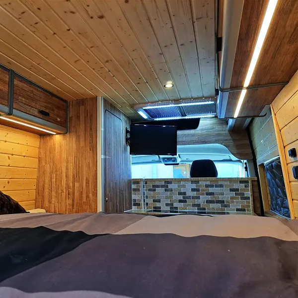 Vista interior de una Peugeot Boxer camperizada desde la cama