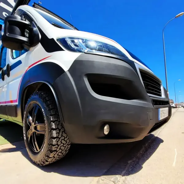 Furgoneta camper con ruedas todoterreno