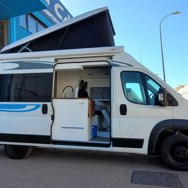 Furgoneta camper con techo elevable abierto