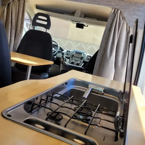 Fogón de dos fuegos en la cocina de una camper