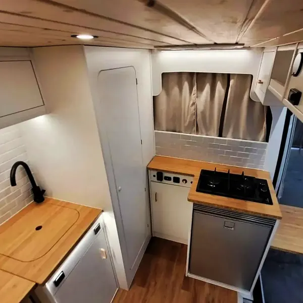 Cocina de camper con fregadero, fogón y nevera de compresor