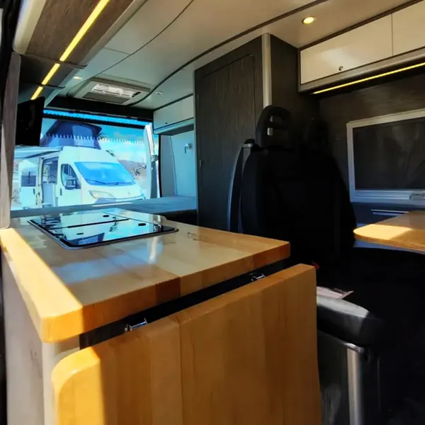 Mueble de cocina de camper con tapa de madera
