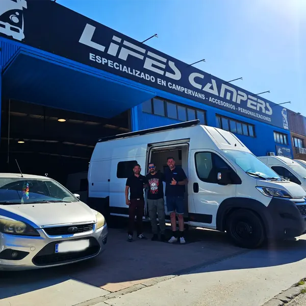 Entrega de una camper a sus clientes en el taller de Lifes Campers
