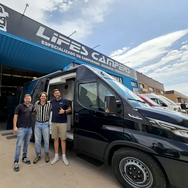 Entrega de una Iveco Daily camperizada a sus clientes