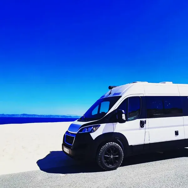 Furgoneta camper de Lifes Campers aparcada en una playa de Málaga