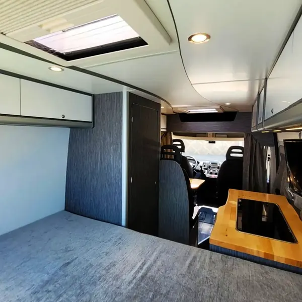 Interior de camper en gris con claraboya y suelo vinílico