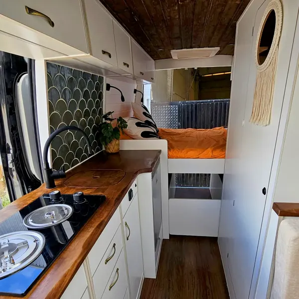 Interior de una Iveco Daily camperizada con cocina y armario