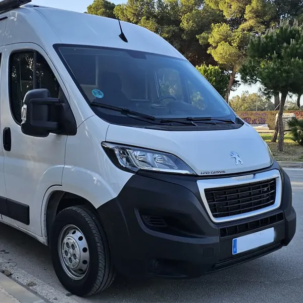 Peugeot Boxer camperizada vista de frente
