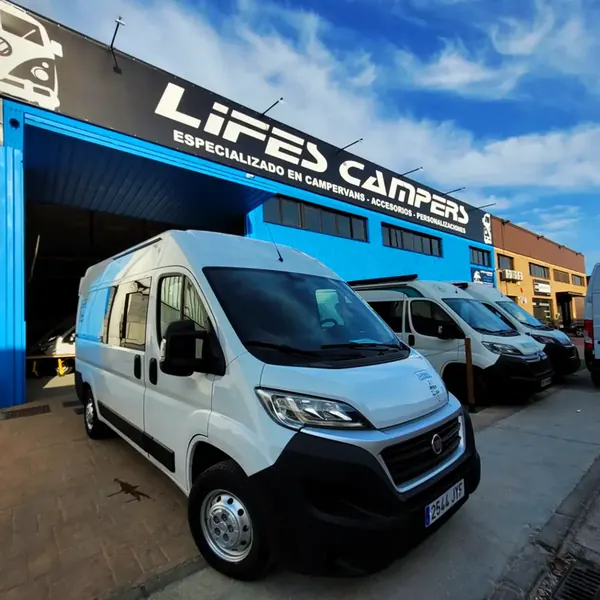 Furgoneta camper frente al taller de Lifes Campers en Málaga
